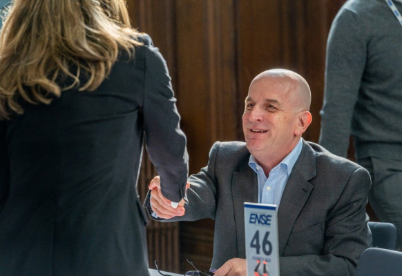 bob-talking-with-members